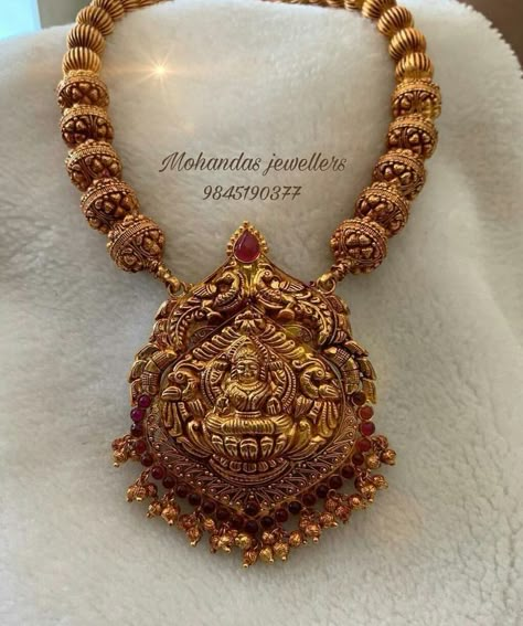 Gold Jewelry Prom, Unique Gold Jewelry Designs, Neck Pieces Jewelry, Antique Necklaces Design, Antique Gold Jewelry Indian, Gold Necklace Indian Bridal Jewelry, Antique Bridal Jewelry, Bridal Jewelry Collection, Wedding Jewellery Collection