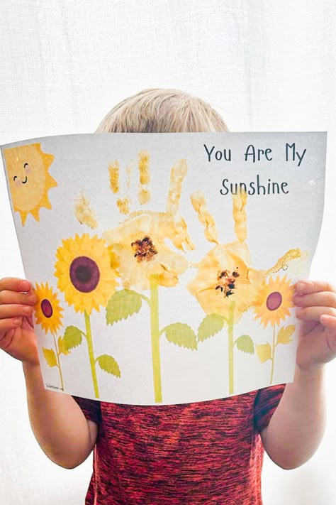 This free printable you are my sunshine handprint craft for kids is so sweet and a really easy craft! The child’s little fingers as sunflower petals and fingerprints for the seeds create a beautiful keepsake. I love the bright colors that this printable has and you could even include a package of sunflower seeds if you were making this as a gift! Handprint Weather Crafts, Hand Print Art Preschool, Kids Handprint Flowers, You Are My Sunshine Handprint Craft, Fall Toddler Handprint Art, Fall Craft Handprint, You Are My Sunshine Handprint Art, Free Printable Handprint Art, Color Yellow Crafts For Preschool