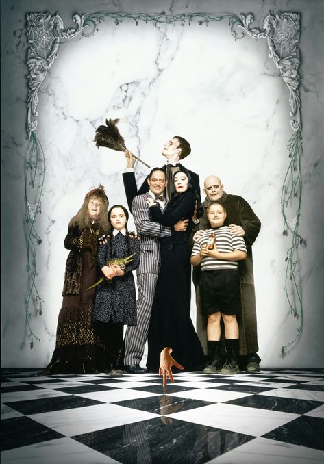 The Addams Family textless movie poster Addams Family Film, Addams Family Poster, Addams Family Halloween Costumes, Adams Family Halloween, Addams Family Musical, Addams Family Movie, Addams Familie, Charles Addams, Dare Devil