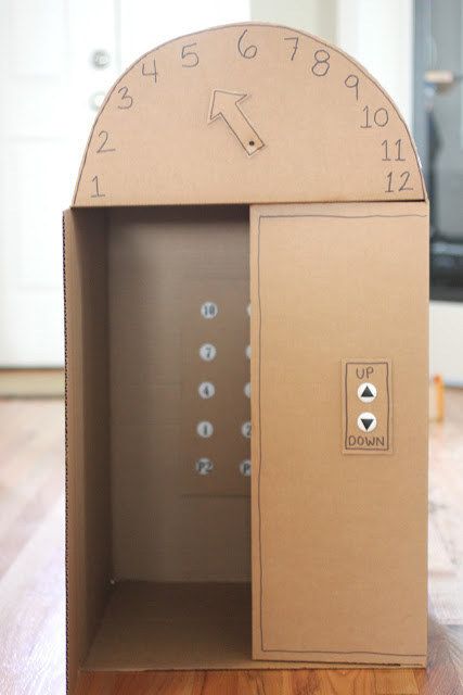 An elevator. | 31 Things You Can Make With A Cardboard Box That Will Blow Your Kids' Minds Mommo Design, Carton Diy, Repeat Crafter Me, Cardboard Box Crafts, Cardboard Toys, Diy Cardboard, Dramatic Play, Cardboard Crafts, Diy Toys