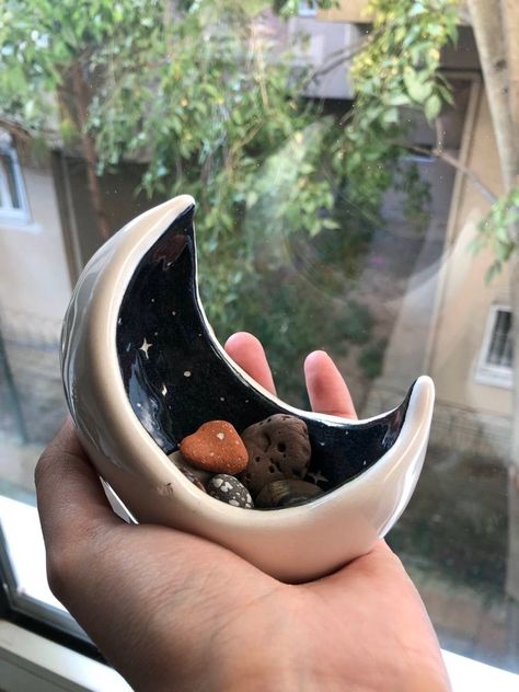 p 3d Pottery Ceramic Art, Pagan Clay Crafts, Diy Room Decor Clay, Clay Art Projects Aesthetic, Clay Bedroom Decor, Clay Moon Dish, Funky Ceramic Art, Moon Ceramic Ideas, Clay Creative Ideas