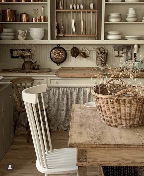 Tudor Bungalow, Playhouse Kitchen, Cottage Kitchen Inspiration, Cottagecore Living, Kitchen Shelf Decor, Cottage Decor Farmhouse, Country House Interior, Living Room Decor Inspiration, Cottage Kitchens