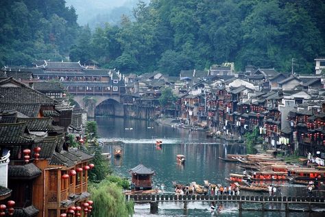 The ancient town of Fenghuang is located in the southwest corner of the west of Hunan province, in China, at the foot of a mountain along the banks of the Tuo Jiang River. Chinese House, China Architecture, Asian Countries, Chinese Landscape, Architecture Inspiration, Beautiful Sites, Chinese Architecture, Frozen In Time, River Boat