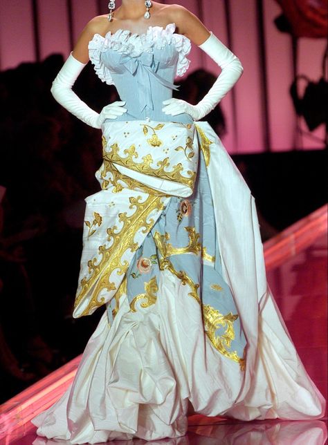 Galliano Dior, Runway Fashion Couture, Runway Outfits, Dior Couture, Naomi Campbell, John Galliano, Looks Vintage, Fancy Dresses, Costume Design