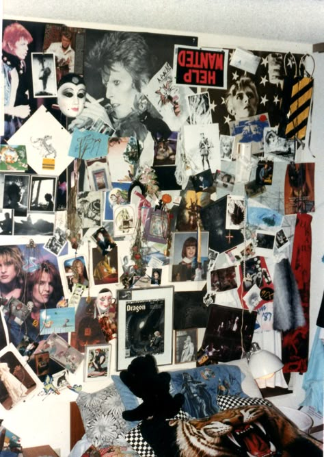 Grunge Room Ideas, Punk Decor, Star Wars Empire Strikes Back, Teen Wall, Grunge Bedroom, Star Wars Empire, Cozy Nest, Grunge Room, Dreamy Room