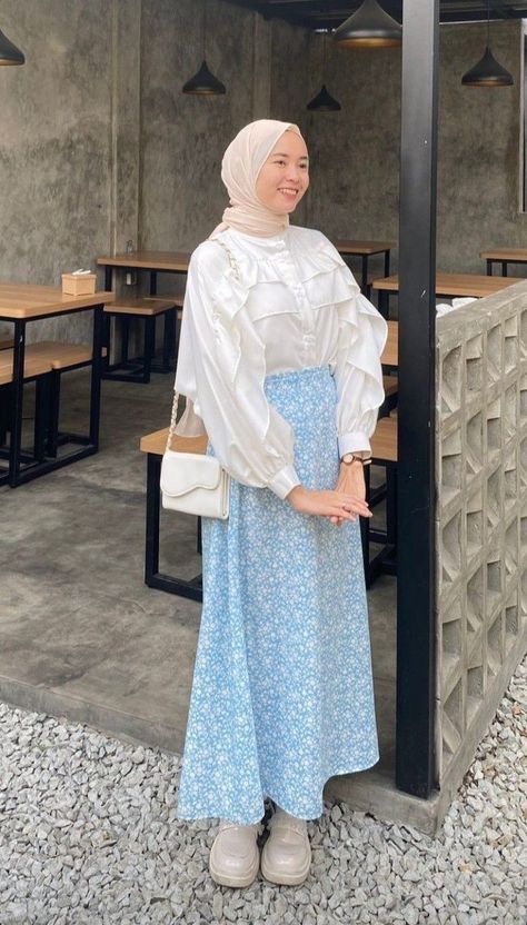 Skirt And Top Western Outfit, Blue Hijab Outfit, Flower Skirt Outfit, Floral Blouse Outfit, Blue Flower Skirt, Baby Blue Outfit, Blue Skirt Outfits, Blue Hijab, Floral Skirt Outfits