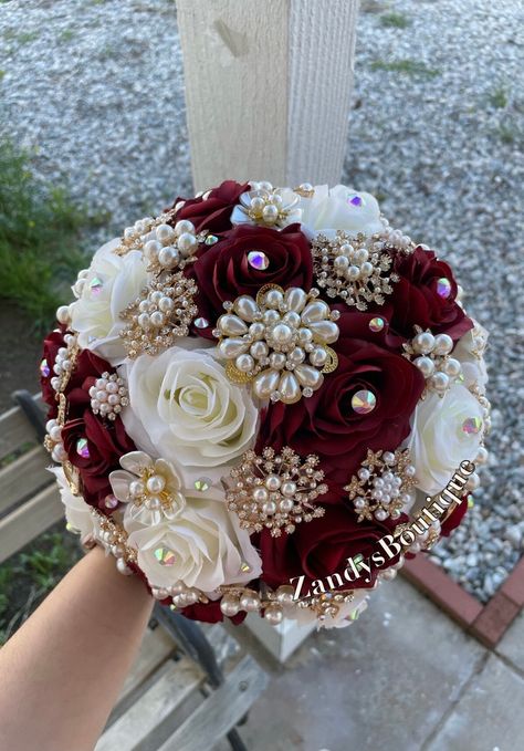 An elegant and beautiful bouquet! Customize bouquets are also available if needed. Different colors and brooches. 10inches in diameter You are welcome to message me and I will reply quick :) Hablo español 😊 Maroon And Gold Bouquet, Red And Gold Bouquet Quince, Red Quince Bouquet, Quince Bouquet, Ramo Bouquet, Quince Flowers, Quinceanera Flowers, Dream Quinceanera, Pretty Gowns