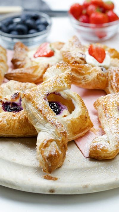 Simple and easy ways to fold your own pastries! Puff Pastry Folds, Ways To Fold Puff Pastry, Puff Pastry Folding Ideas, Video Wallpaper Iphone, Pastry Folding, Decal Codes Bloxburg, Easy Puff Pastry Desserts, Mini Pastry, Tastemade Uk