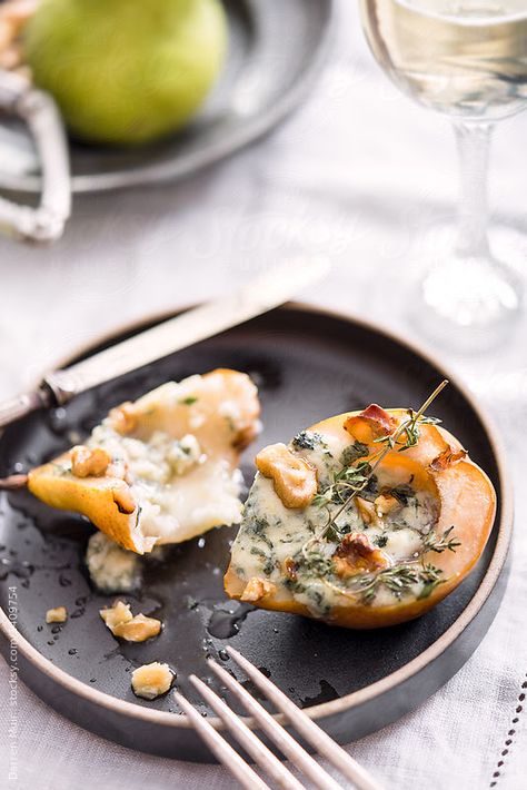 Baked pears with blue cheese,thyme,honey and walnuts. Pears With Blue Cheese, Cheese And Honey, Wine Pairing Dinner, Thyme Honey, Baked Pears, Making Butter, Cooking Chef, Cooking Basics, Wine Pairing