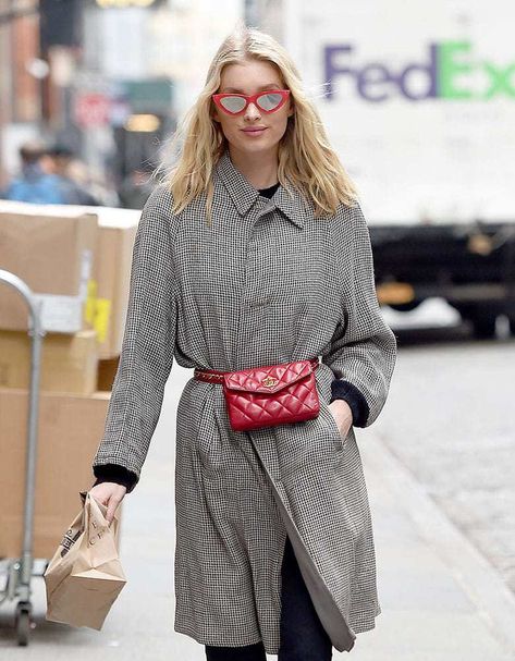 Elsa Hosk matches her red Chanel Belt Bag and her sunglasses: https://unicornmermaid.com/2018/04/13/the-mini-bag-trend-is-the-next-big-thing/ Chanel Belt Bag, Dior Party, Bum Bag Outfit, Belt Bag Outfit, Dress Like A Parisian, Micro Bags, Red Chanel, 90s Fashion Outfits, Bucket Bags