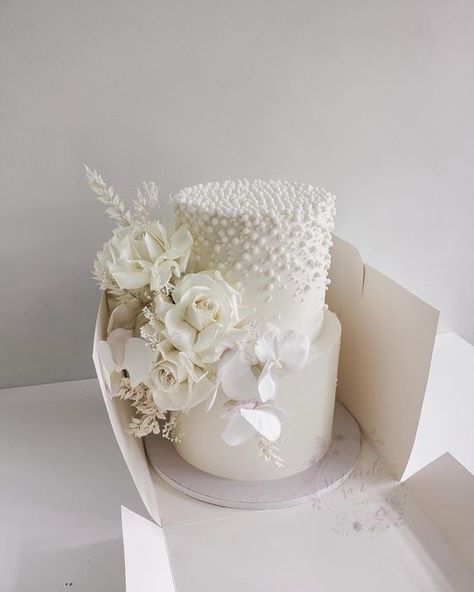 White Wedding Cake With Pearls And Flowers, Wedding Cake With Flowers And Pearls, Pearl And Flower Wedding Cake, Wedding Cake Pearls And Flowers, Wedding Cake 2024 Trends, 2024 Wedding Cake Trends, Pearl Cake Design, White Pearl Wedding Cake, White Engagement Cake