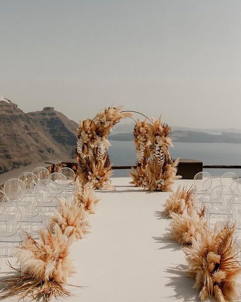 Brown Wedding Themes, Rusting Wedding, Dream Beach Wedding, Dream Wedding Decorations, Boho Beach Wedding, Beach Wedding Inspiration, Wedding Beach Ceremony, Brown Wedding, Wedding Venue Decorations