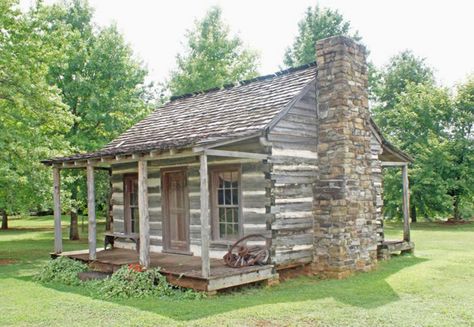 Old Log Cabin, Rustic Houses, Cabin Plan, Old Cabins, Small Log Cabin, Cozy Cabins, Family Cabin, Cabin Exterior, Country Cabin