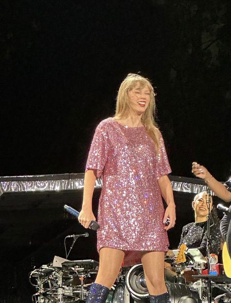 Taylor Swift Fearless Era Gold Dress, Short Gold Fearless Dress Eras Tour, Taylor Swift Eras Tour 1989 Orange, Taylor Swift Golden Globes 2019, Taylor Swift Brit Awards 2021, Taylor Outfits, Swift Photo, Taylor Swift Outfits, Swift 3