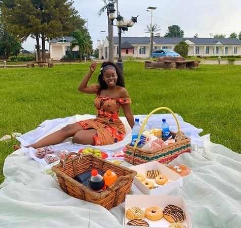 #fashion #fashionoutfits #trends #style Summer Pose, Picnic Photo Shoot, Picnic Pictures, Picnic Vibes, Rich Auntie, Boss Chic, Summer Poses, Beach Date, College Outfit