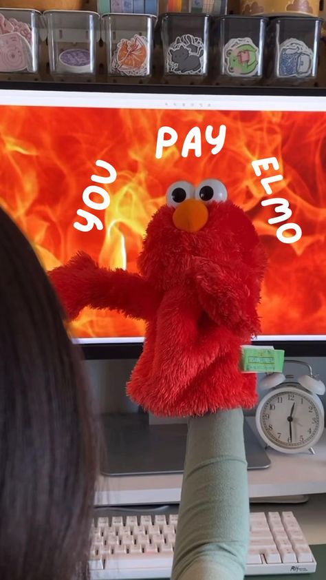 Elmo Funny Moments, Elmo Memes Funny, Cursed Elmo, Elmo Funny, Funny Elmo, Elmo Puppet, Funny Spongebob Videos, Elmo Videos, Elmo Memes