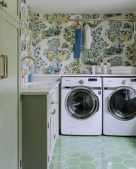 Schumacher Pattern: Citrus Garden | Interior Designer: Mandarina Studio | Photo: Michael J Lee | #schustagram #citrusgarden #interiordesign #design #wallpaper #wallcovering #green #yellow #blue #white #pool #tree #citrus #lemon #handdrawn #laundryroom #laundry #mintgreen Wallpaper Laundry Room, Wallpaper Laundry, Transitional Laundry Room, Traditional Laundry Room, Laundry Room Colors, Custom Laundry Room, Blue Laundry Rooms, Green Laundry, Laundry Room Wallpaper