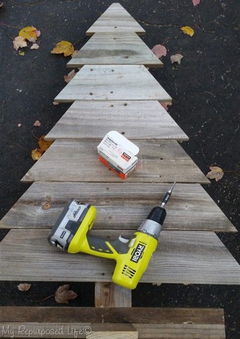 Fence Board Crafts, Pallet Projects Christmas, Christmas Pallet, Christmas Decor Diy Cheap, Pallet Wood Christmas Tree, Build Deck, Pallet Wood Christmas, Pallet Tree, Make This