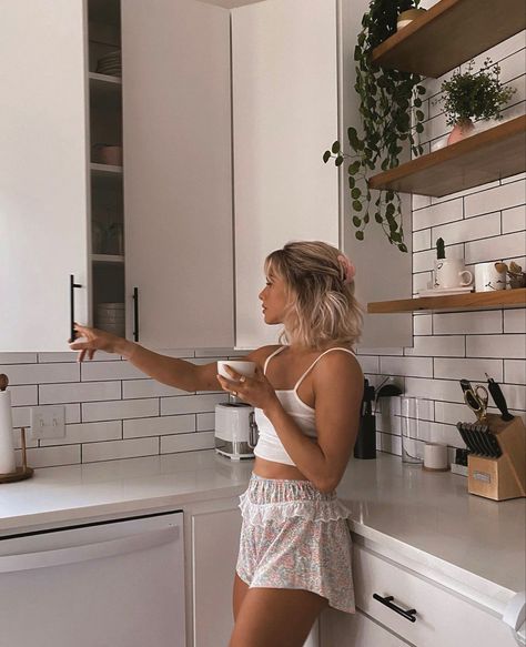 ig: joandkemp Vsco Fits, Kitchen Aesthetic, Leather Pants Women, Dream Style, Girl House, Perfect Life, Outfit Inspo Fall, Summer Travel, Spring Summer Outfits