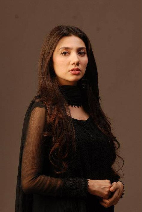 Humsafar Maira Khan, Mahira Khan Dresses, Designer Sleeves, Cute Queen, Designer Neck, Black Anarkali, Eyes Style, Ethereal Elegance, Eastern Dresses