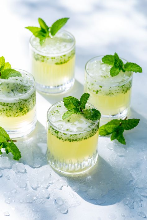 Frozen Mint Lemonade - Incredibly easy to make and tastes like a cool breeze, this lemonade will be your favorite summer drink. Lemonade Punch Recipes, Lemon Mint Drink, Fruit Waters, Summer Drinks Alcohol Recipes, Fruity Mixed Drinks, Frozen Drinks Alcohol, Mint Drink, Lemonade Punch, Mint Lemonade