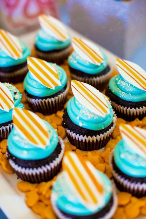 Beach Theme Cupcakes, Surf Cake, Surf Birthday Party, Cool Backyard, Beach Cupcakes, Surfer Baby, Surf Birthday, Beach Bash, Surf Party