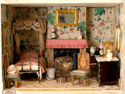 Doll House Bedroom, Dollhouse Bedroom, Antique Dollhouse, Dolls House Interiors, House Bedroom, Miniature Rooms, Miniature Houses, Room Box, Doll Shop