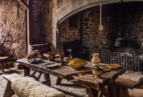 Castle Interior Medieval, Club Design Interior, Castle Kitchen, Cooking Hearth, Medieval Kitchen, Castle Movie, Medieval Home Decor, Tudor Architecture, Castle Kitchens