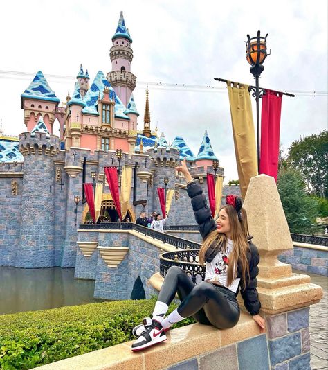 Disney Ootd Winter, Disney Orlando Florida Outfits, Disney Leggings Outfit, Leggings Disney Outfit, Outfit Para Disneyland, Comfy Disney Outfits Winter, Disney Paris Outfits, Cold Disney Outfits, Disney Outfits Women Winter