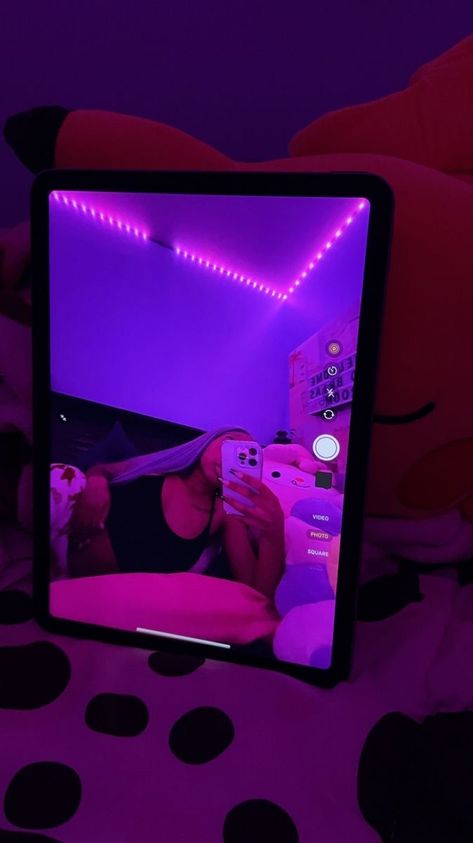 Led Light Pics Ideas, Baddie Aesthetic Photos, Ipad Pictures Instagram, Baddie Pics Ideas, Ipad Pics Selfie, Insta Photo Dump Pics, Ipad Photo Ideas, Ipad Mirror Selfie, Mirror Pic Ideas Instagram