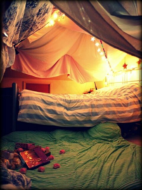 A perfect date for all couples! Build a fort out of sheets and cushions before setting up some fairy lights. Dont forget to bring your favourite munch Cool Forts, Blanket Fort, Build A Fort, Pillow Fort, Dream Rooms, Cool Rooms, Dream Bedroom, A Blanket, Bedroom Inspo