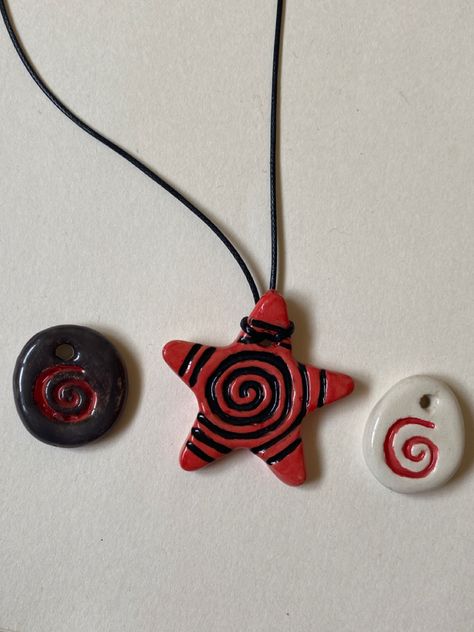 How To Make Clay Necklaces, Punk Clay Ideas, What To Make Out Of Clay Aesthetic, Clay Jewelry Diy Necklace, Aesthetic Ceramics Ideas, Grunge Clay Ideas, Diy Clay Necklace, Clay Diy Easy, Creative Clay Ideas