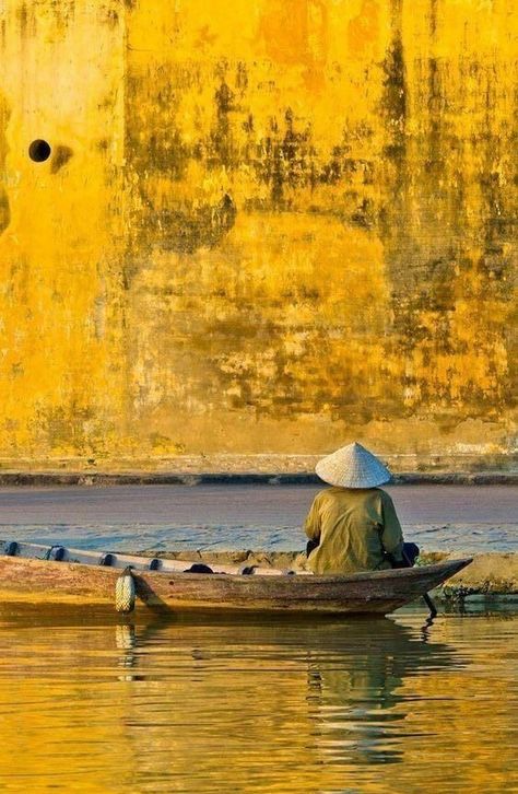 Yellow Wall, Foto Art, Yellow Aesthetic, Jolie Photo, Mellow Yellow, Shades Of Yellow, World Of Color, Color Textures, Color Theory