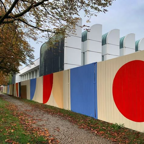 METALOCUS on Instagram: “The Spanish artist collective Boa Mistura just finished the three artworks on the construction fence of The Bauhaus Archives, one of the…” Construction Fence, House Colours, The Bauhaus, Artist Collective, Spanish Artists, Wall Paint, House Colors, Landscape Design, Fence