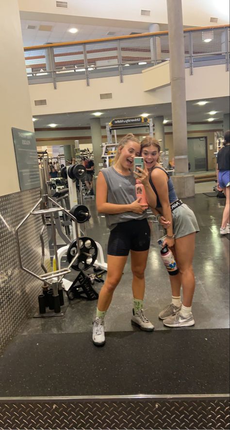 workout buddies Gym Best Friends, Gym Buddies Aesthetic, Gym Buddy Aesthetic, Gym Besties Aesthetic, Gym With Friends, Workout With Friends, Working Out With Friends, Gym Besties, Highschool Goals