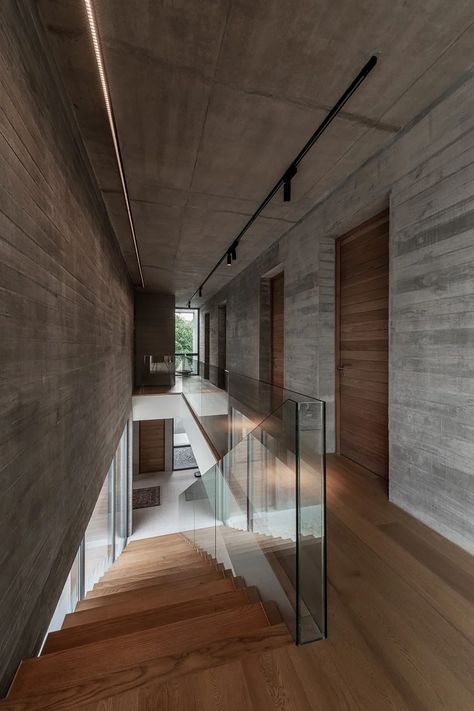 Brutalist House Design, Concrete And Wood Interior, House Design With Swimming Pool, Wood Home Design, Brutalism Interior, Brutalist Concrete, Brutalist House, Open Concept Office, Concrete Interiors