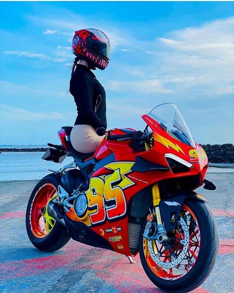 Custom Sport Bikes Motorcycles, Travel Motorcycle, Cool Bike Helmets, Custom Motorcycle Paint Jobs, Motorcycle Helmet Design, Female Motorcycle Riders, Custom Paint Motorcycle, Motorcycle Paint Jobs, Best Sport