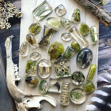 Resin Moss Jewelry, Woodland Resin Art, Nature Resin Jewelry, Moss In Resin, Resin Charms Diy, Cool Resin Art, Diy Trinkets For Trading, Resin Diy Jewelry, Wedding Resin Ideas