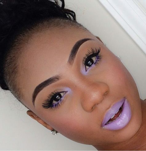 Natural look with lavender touch Lavender Under Eye Makeup, Lavender Makeup Black Women, Lavender Lipstick Makeup, Lavender Eyeshadow Looks Black Women, Lavender Eyeliner Looks, Lavender Makeup Looks Black Women, Purple Lipstick Looks, Lavender Eyeliner, Lavender Eyeshadow Looks