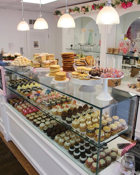 Caked Up on Instagram: “Starting off #mothersday weekend with a full case🍰🎉🌸 #cakedup” Home Bakery Business, Cake Cafe, Coffee Shop Business, Bakery Kitchen, Bakery Design Interior, Bistro Food, Bakery Display, Miniature Bakery, Baking Business