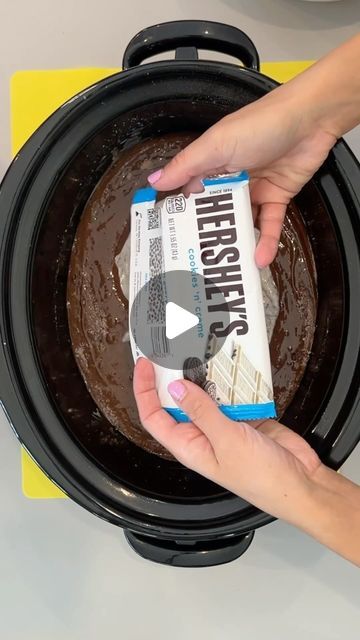 Jacky Has Fun on Instagram: "oreo lava cake in the crockpot #oreo #crockpot #cake #slowcooker #cakeidea #cakerecipe #recipeoftheday #bestrecipes #yummyfood #foodie #lavacake #dessert #dessertoftheday" Cake Mix Lava Cake, Oreo Lava Cake, Crockpot Desserts Easy, Crockpot Chocolate Lava Cake, Crockpot Cakes, Crockpot Chocolate Cake, Crockpot Lava Cake, Slow Cooker Cake, Crockpot Cake