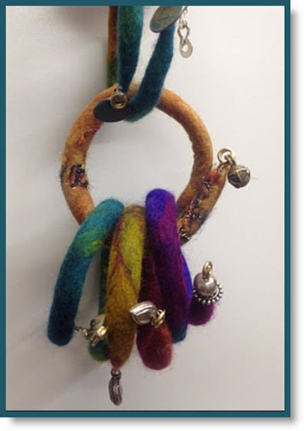 Flexible Felt Bracelets Felted Bracelets, Bracelet Instructions, Felt Bracelet, Felt Jewellery, Felted Jewelry, Fiber Art Jewelry, Wire Armature, Felt Necklace, Felted Wool Crafts