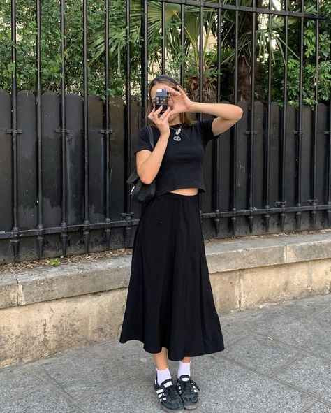 Feminine Clothing Casual, Summer Black Outfits Aesthetic, Black Long Skirts Outfit, Outfits With Black Skirt Long, Black Midi Skirt Outfit Aesthetic, Black Long Skirt Outfit Casual, Black Long Skirt Outfit Aesthetic, Korea Summer Outfit, Long Black Skirt Outfit Casual