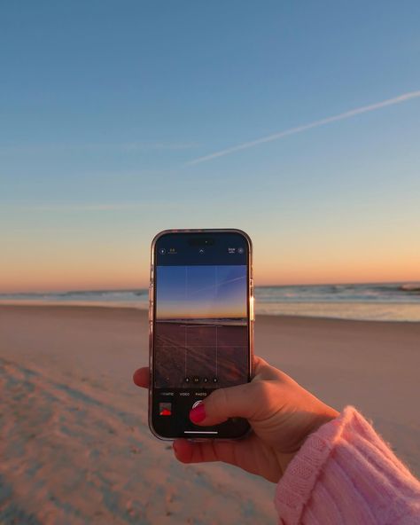 beach sunrises in the winter are chilly but so worth it 💕🌅 Pinterest aesthetic, Pinterest girl, girly aesthetic, Pinterest home, Pinterest babe, minimal outfit, everyday style, beach sunrise outfit, colorful style, oversized sweater #pinterestaesthetic #pinterestgirl #everydaystyle #pinterestinspired #springtransitionaloutfits #poseideas #outfitinspo #pinterestphoto #springoutfit #pinterestidea #pinterestinspo #beachsunrise Sunrise Outfit, Style Oversized Sweater, Outfit Everyday, Beach Sunrise, Girly Aesthetic, Coastal Lifestyle, Pinterest Home, Pretty Landscapes, Sunset Nature