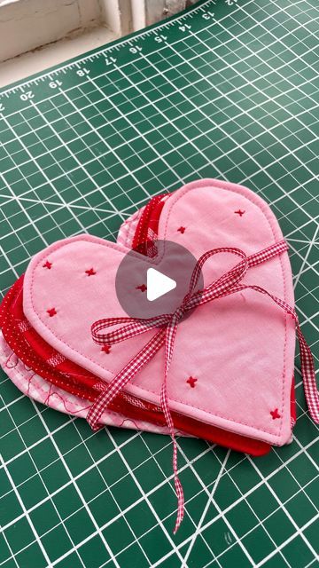 Jessica Shaw on Instagram: "Let’s make heart shaped fabric coasters! 🥰🪡 (very beginner-friendly) Material used: Cotton fabric Fusible fleece (but any type of batting, fusible or not, would work) Matching or contrasting thread The heart I cut out is 7”x7”, and you’ll need 2 pieces of fabric and one piece of fleece/batting for each coaster 🙂 If you want to make this MORE beginner friendly, try a square coaster or a full circle! The heart can be a bit intricate with all the curves, but going slow around the curves helps! These are so easy to make and fun to personalize for a special someone (or for urself) 😉💕💘 #sew #sewistsofinstagram #sewistofinstagram #sewist #sewinglove #sewingtutorial #sewinghacks #sewsewsew #singerambassador #singersewingmachine #diy #upcycle #sewinglife #sewi How To Sew A Heart Shape, How To Sow A Heart, Sew Coasters, Sew Heart Ornament, Quilted Heart Pillow Pattern Sewing, Woven Fabric Heart, Heart Sewing, Homestead Kitchen, Fusible Fleece