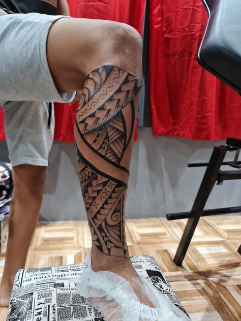 Tattoo In Leg Men, Samoan Tattoo Leg, Polynesian Tattoo Designs Leg, Calves Tattoo Men, Polynesian Back Tattoo, Traditional Polynesian Tattoo, Side Leg Tattoo, Polynesian Leg Tattoo, Ta Moko Tattoo