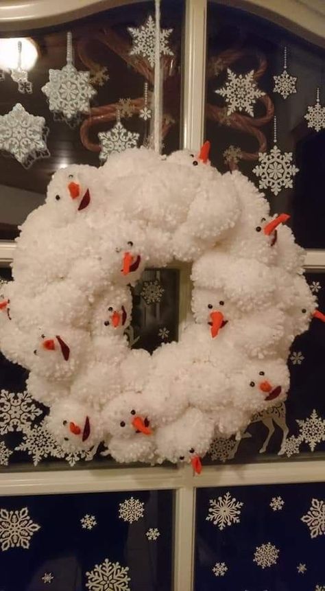 Pom Pom Snowman Wreath, Pompom Wreath Christmas, Christmas Pom Pom Wreath, Christmas Yarn Crafts, Christmas Pom Pom Crafts, Pinterest Christmas Crafts, Pompon Diy, Christmas Pom Pom, Pom Pom Wreath