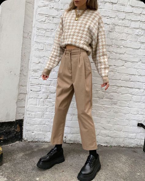 Dark Academia Fashion Pants, Mode Editorials, Dark Academia Fashion, Thrifted Outfits, Mode Casual, Brown Pants, Mode Inspo, 가을 패션, Mode Vintage