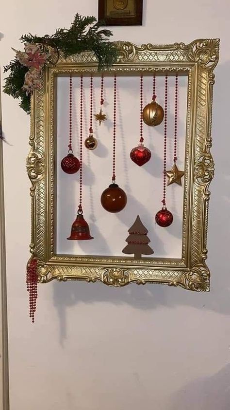 Christmas Picture Frame Ideas, Xmas Photo Frames, Wall Hanging Frames, Cadre Photo Diy, Christmas Frames Diy, Christmas Ornament Frame, Picture Frame Christmas Ornaments, Christmas Decor Wall, Xmas Frames