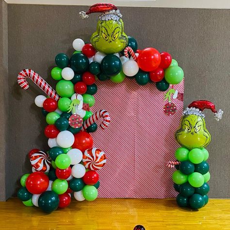 Grinch Backdrop For Photos, Grinch Balloon Decorations, Grinch Balloon Garland, Grinch Balloon Arch, Grinch Balloons, Grinch Backdrop, Friendsmas Ideas, Grinch Birthday, Christmas Setup